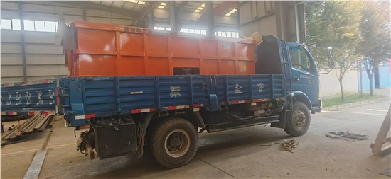 甘肅客戶訂購側卸式礦車發(fā)貨